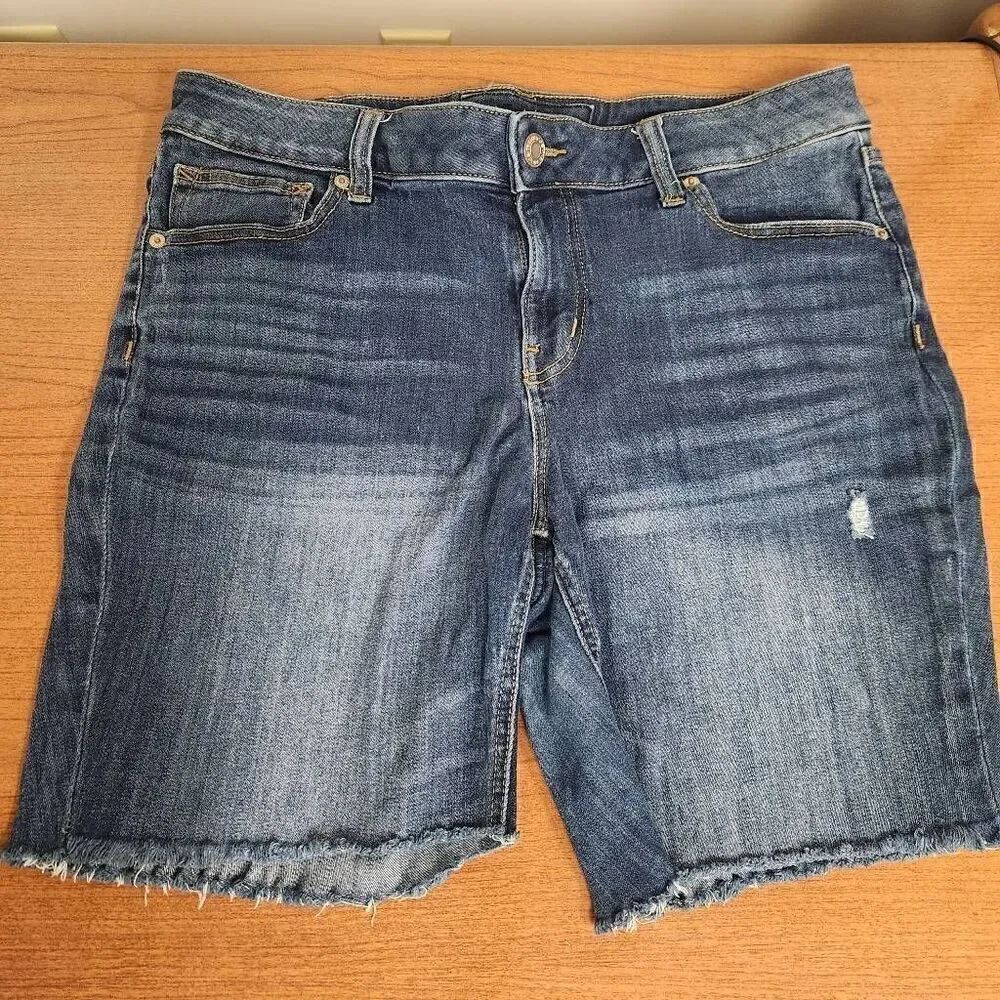Maurices 16 Regular blue denim shorts. Measures approx 36 waist, 8 inseam and 10